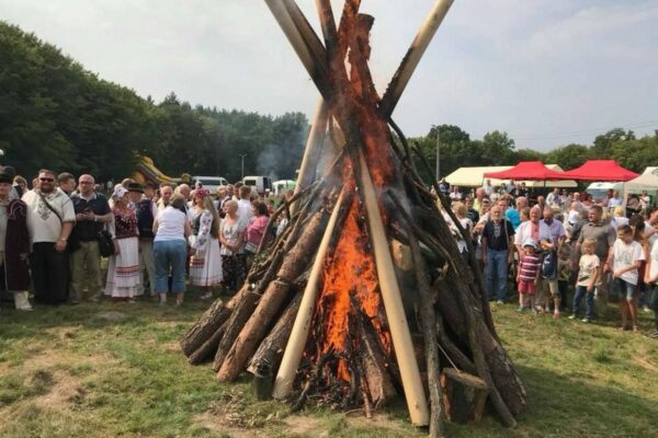 Осінні фестивалі та ярмарки в Карпатах: культурний відпочинок